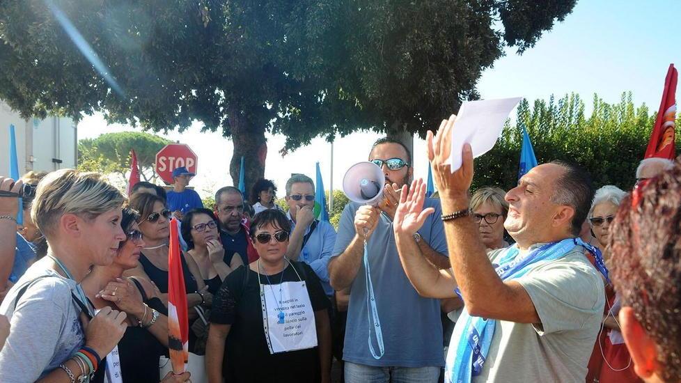In 200 bloccano il cda di Unicoop Tirreno, ma l’azienda cederà a Conad 8 negozi del Lazio