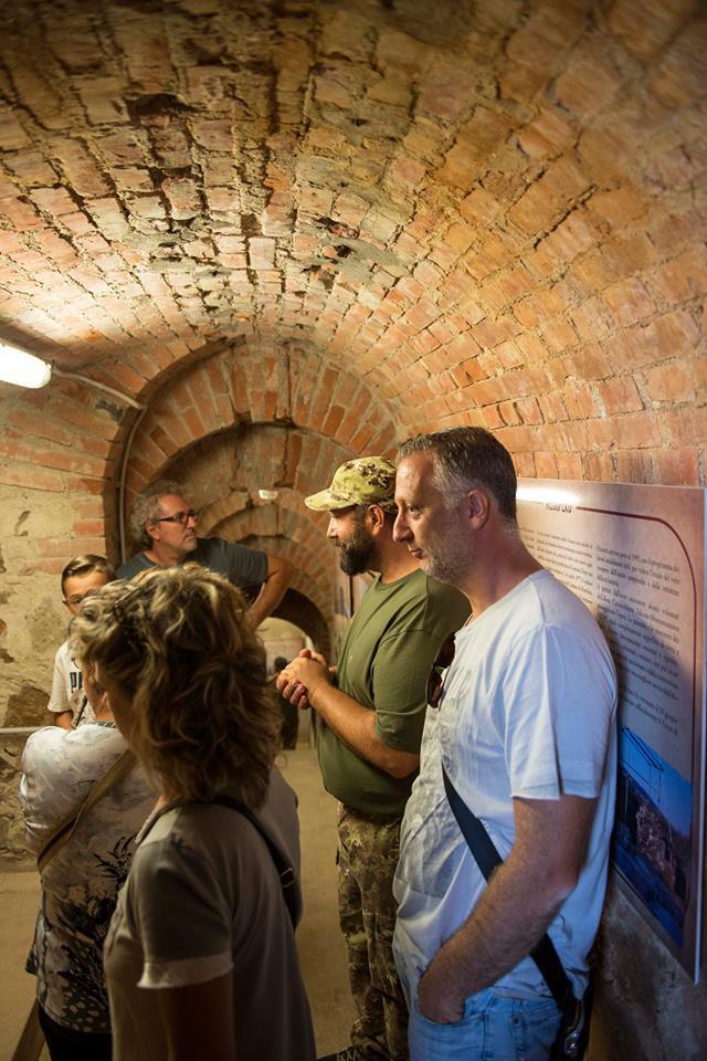 Riccardo Pellegrini spiega reperti e ricorda momenti della Seconda guerra mondiale insieme ad uno dei tanti gruppi in visita domenica mattina 