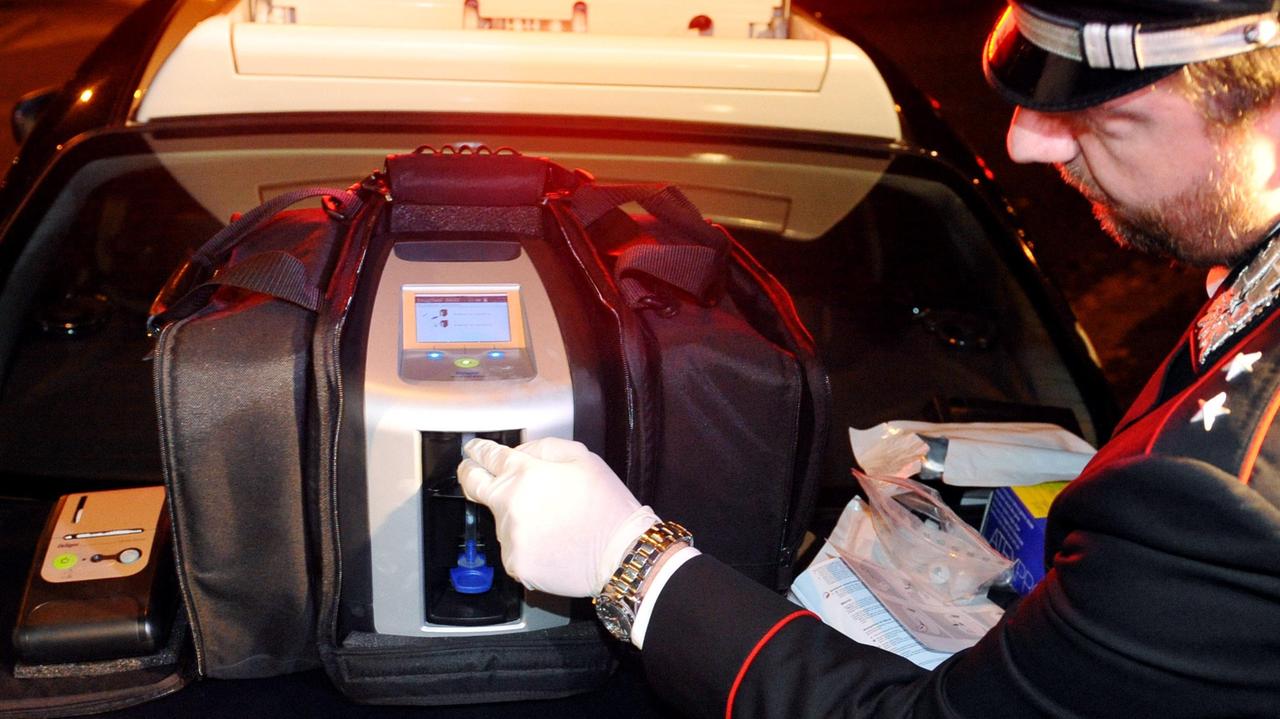 Rifiuta l'alcoltest e inveisce contro i carabinieri dopo un tamponamento a Pistoia