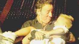 Springsteen prende in braccio il piccolo Tiziano
