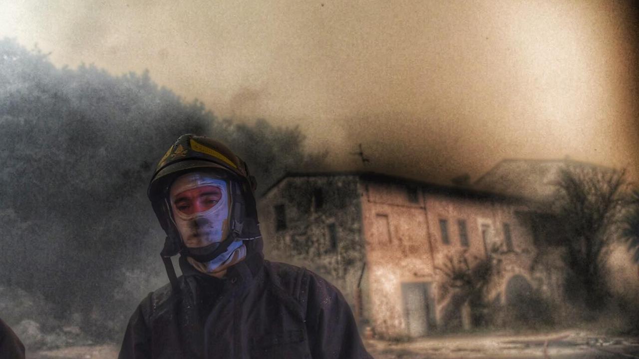 Uno dei vigili del fuoco impegnato (foto Franco Silvi)