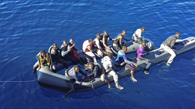 Nave della Marina militare marocchina spara a un barcone di migranti 