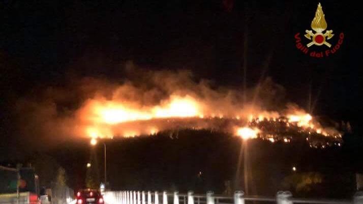 Inferno sul Monte Serra, la tempesta di fuoco si rialimenta: paura per Avane