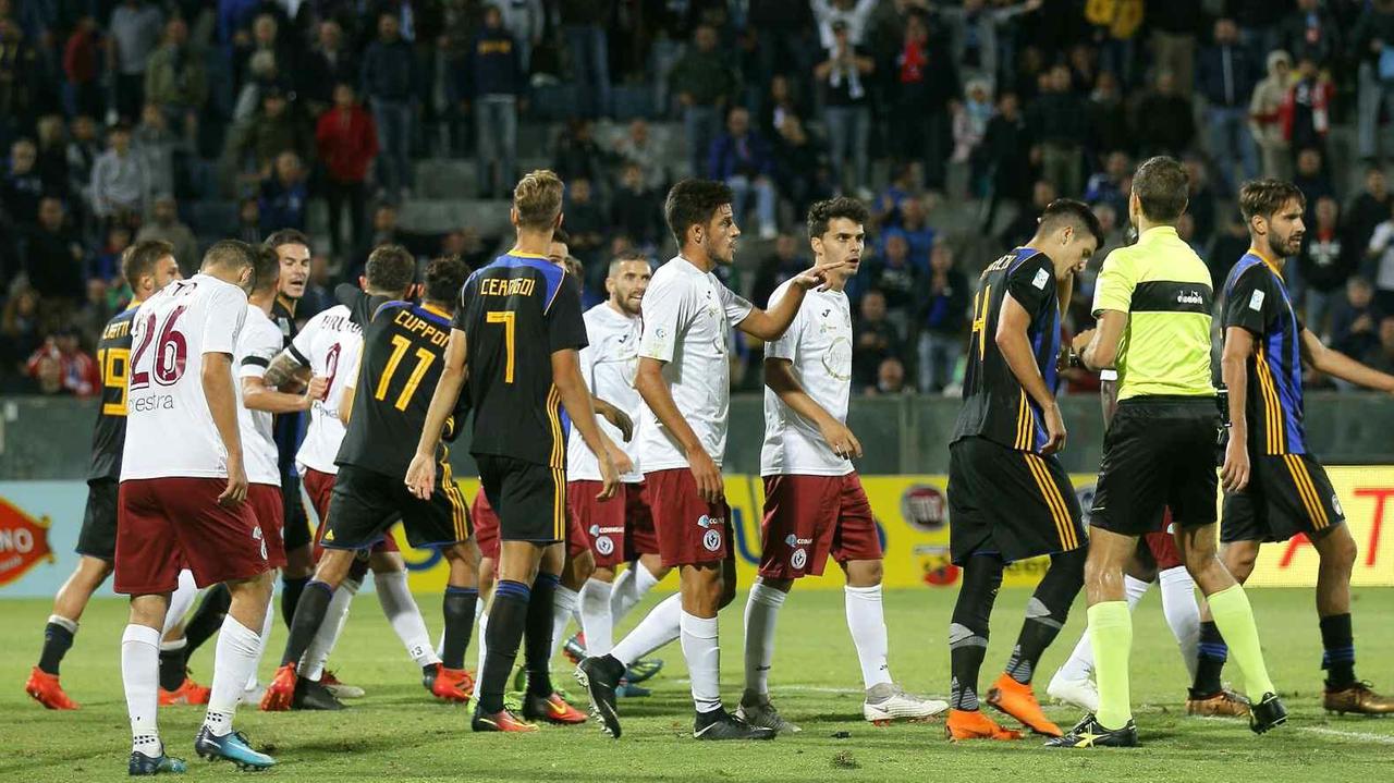 Un po' di parapiglia nel finale di gara (foto Renzullo/Muzzi)