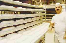 Shoaib Cheema davanti al pane pronto da infornare