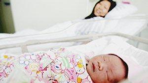 Un neonato cinese assieme alla sua mamma