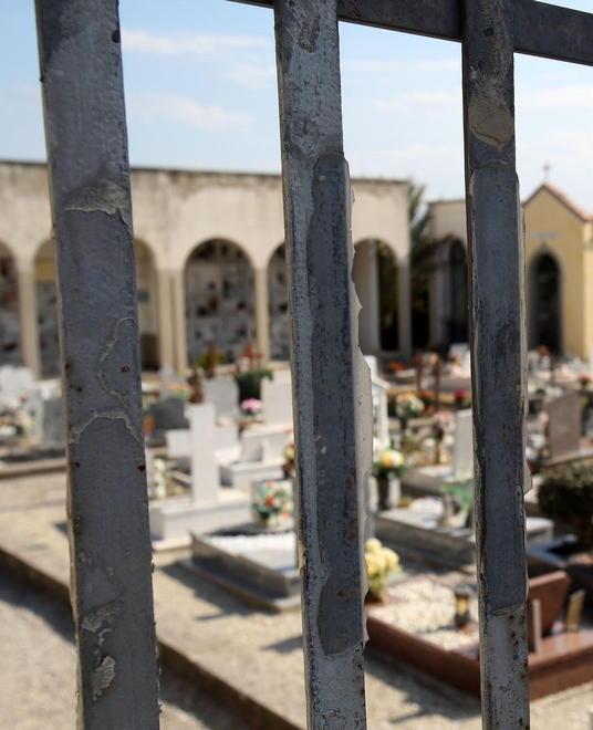 Fissano il funerale ma al cimitero non trovano nessun operatore 