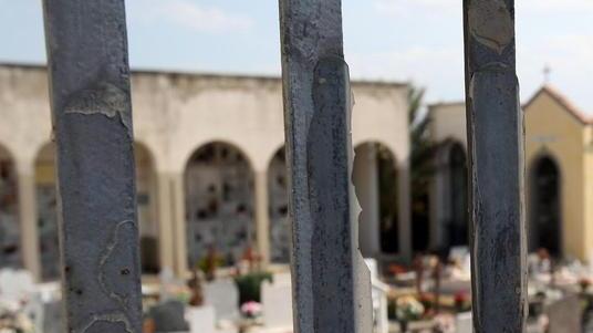 Fissano il funerale ma al cimitero non trovano nessun operatore