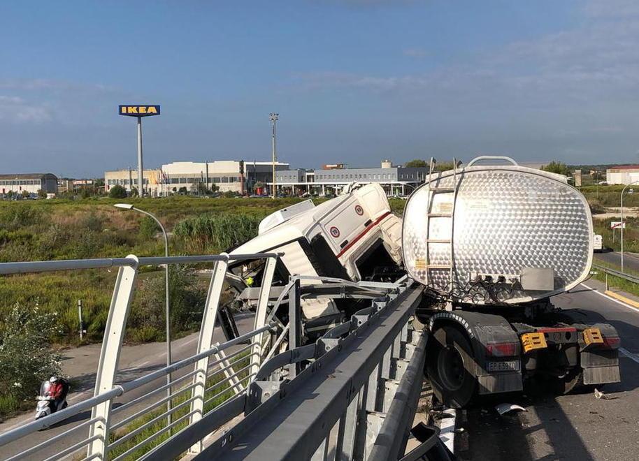 Autocisterna esplosiva in bilico sul ponte 