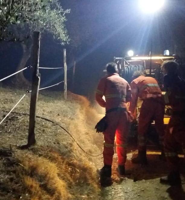 Scoppia spaventoso incendio sul Serra, abitazioni evacuate 
