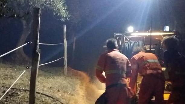 Scoppia spaventoso incendio sul Serra, abitazioni evacuate