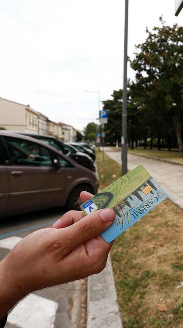 Gli sfilano il bancomat e gli rubano i soldi 