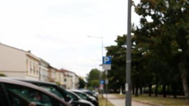 Gli sfilano il bancomat e gli rubano i soldi