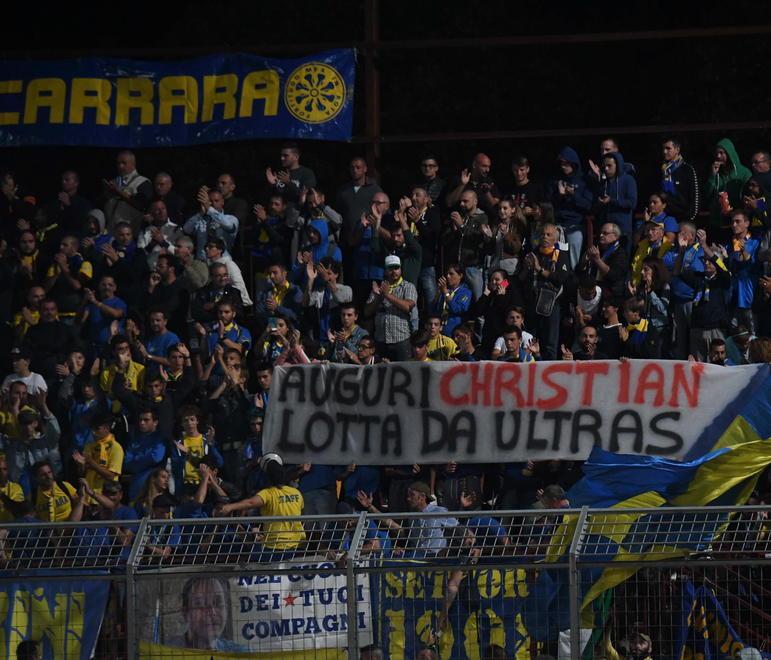 In viaggio con i 1.200 tifosi che spingono gli azzurri tra cori, canti, bandiere e panini 