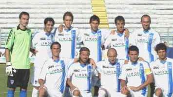 A sinistra la formazione degli azzurri nel primo tempo Qui sopra Fabbrini in azione