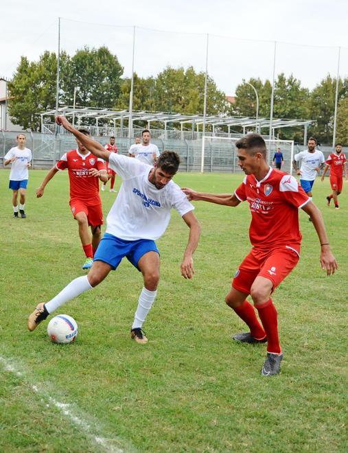 Nikolas Pellegrini (in maglia gialla) in azione contro il Ponte Buggianese (foto Falorni/Silvi)