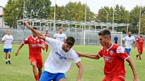 Nikolas Pellegrini (in maglia gialla) in azione contro il Ponte Buggianese (foto Falorni/Silvi)