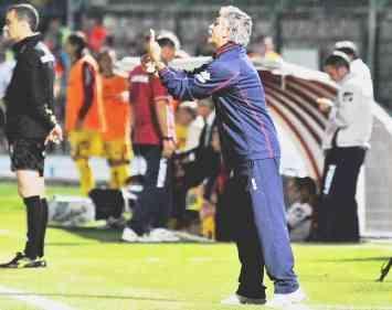 Elio Gustinetti guida il Grifone che oggi gioca l’ultima amichevole col Catania