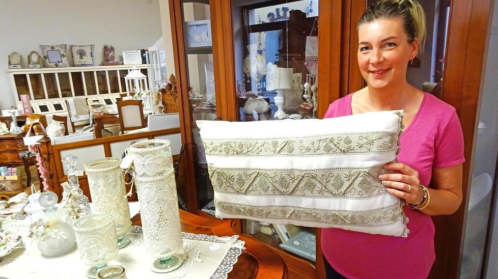 I ricami di Casalguidi in vita grazie alla passione di Giovanna e Silvia Ginanni