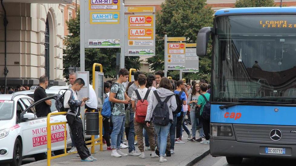 Che fatica arrivare a scuola «I nostri figli stipati sul bus»