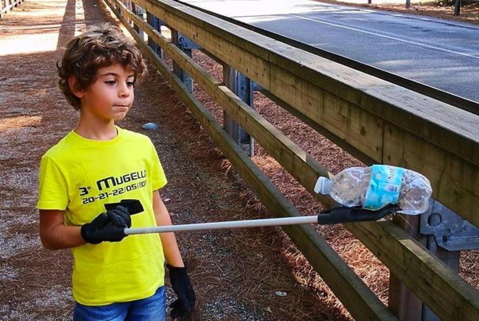 Padre e figlio puliscono la pista ciclabile invasa dalla spazzatura 