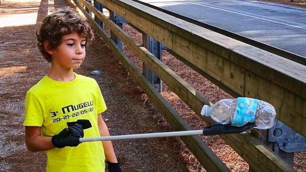 Padre e figlio puliscono la pista ciclabile invasa dalla spazzatura