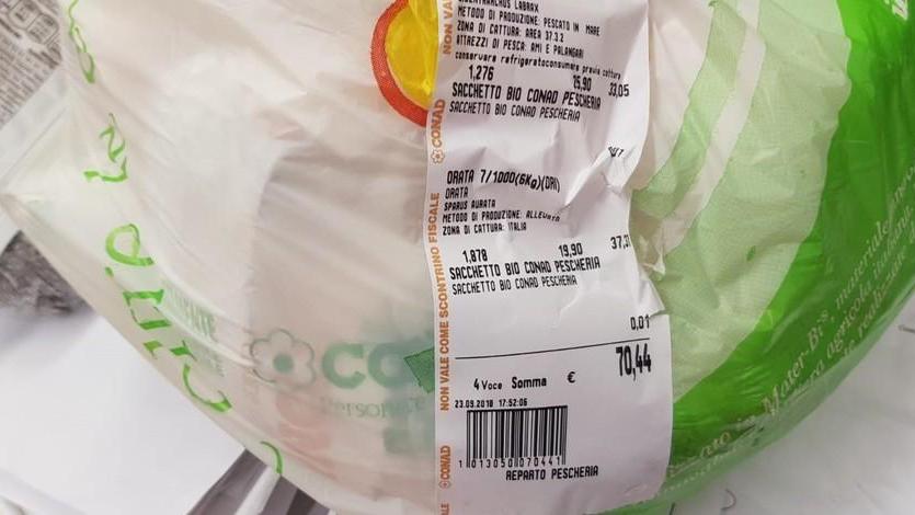 Coppia con bimbo ruba pesce fresco e viene scoperta