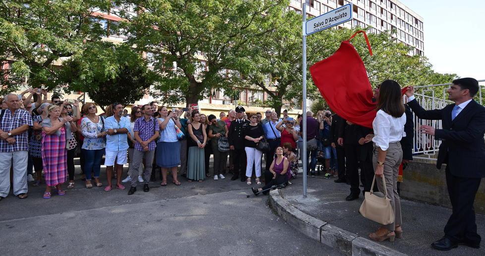 Un piazzale a D’Acquisto