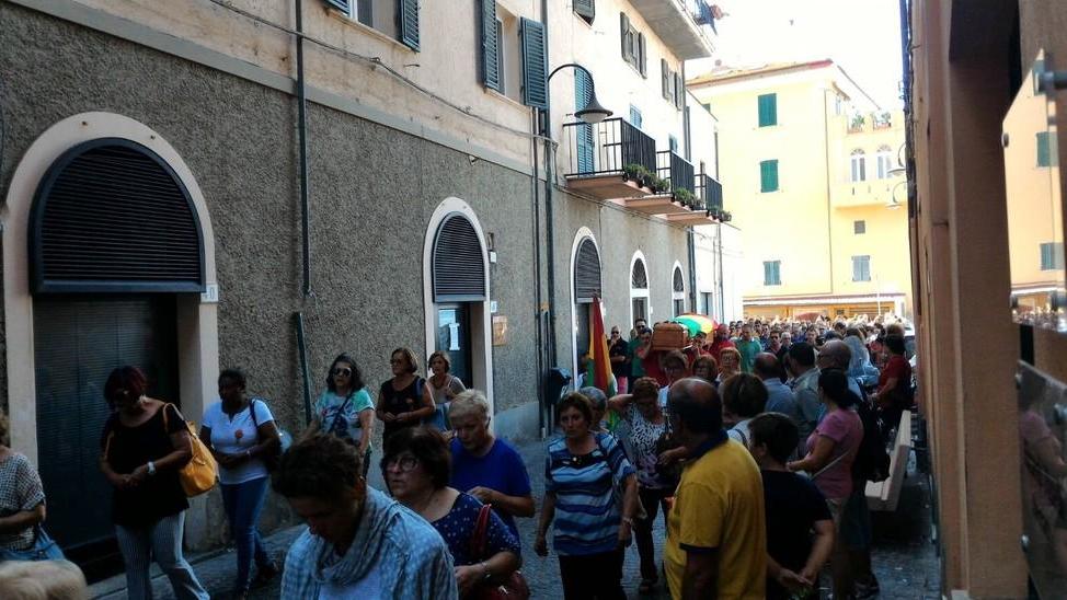 Addio a Sonia, tra il dolore e i colori del rione Fortezza