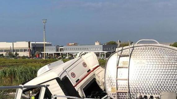 Cisterna esplosiva in bilico sul ponte