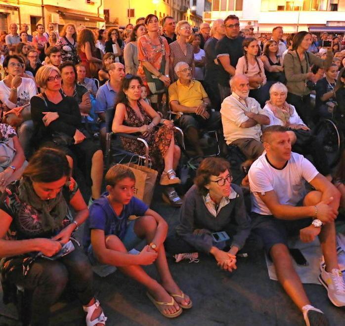 Il miracolo del teatro che esce dal teatro Fra piazze e periferie una folla in platea 