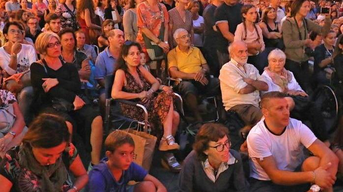 Il miracolo del teatro che esce dal teatro Fra piazze e periferie una folla in platea