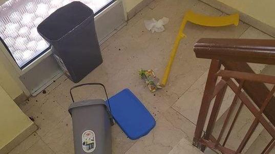 Picchia a sangue un coetaneo e sfascia mezza comunità
