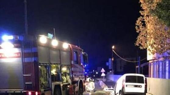 Incidente, ferito l’amico si arrabbia e tir lo sfiora