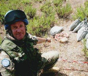 Esplode il detonatore, ferito parà