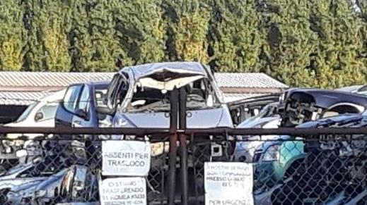 Degrado nel deposito L’attività si trasferisce ma lascia i rottami