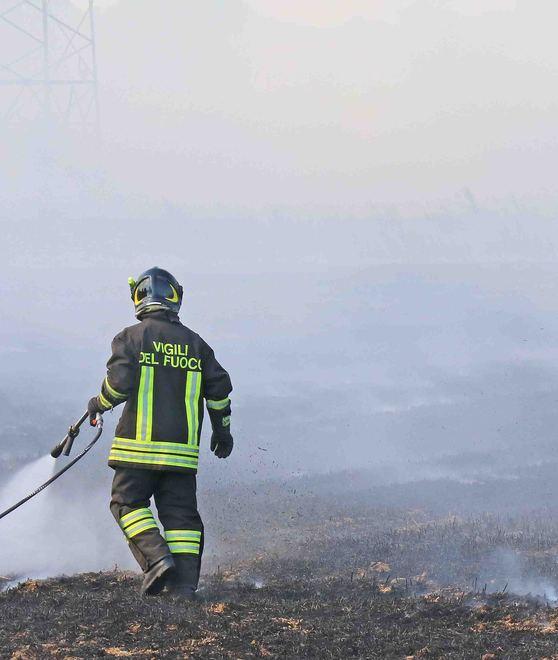 Fiamme in un campo Vigili al lavoro per ore
