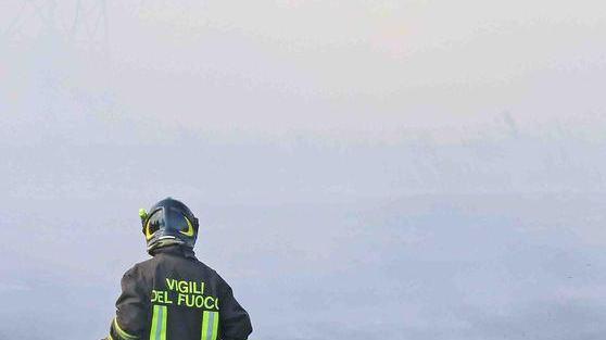 Fiamme in un campo Vigili al lavoro per ore