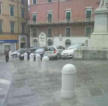 È polemica per i paletti dissuasori installati in piazza Accademia, nel centro storico