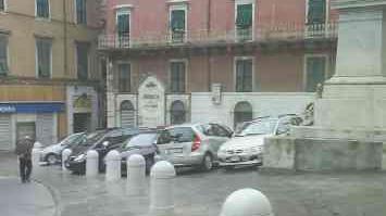 È polemica per i paletti dissuasori installati in piazza Accademia, nel centro storico