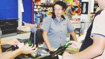 Si acquistano birre in un supermercato