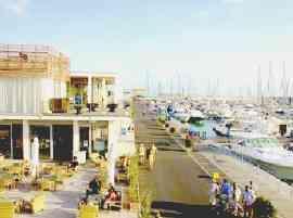 Una parte del borgo commerciale del porto Cala de’ Medici