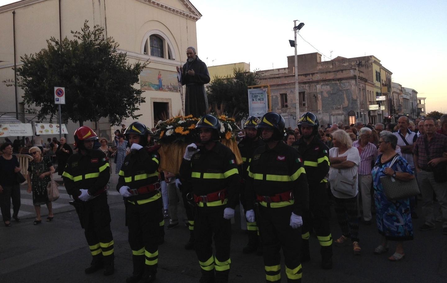Padre Pio, i vigili del fuoco portano la statua del santo