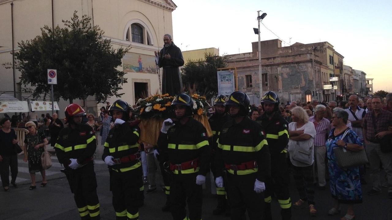 Padre Pio, i vigili del fuoco portano la statua del santo