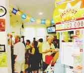 Concorrenti in fila alla ricevitoria del bar Ristoro