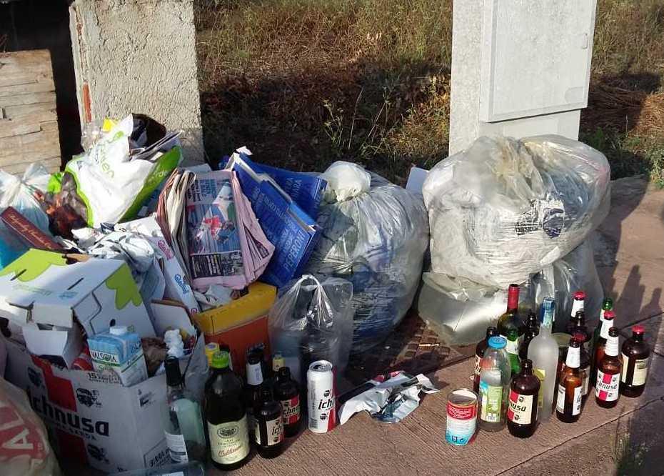 Rifiuti e inciviltà in via della Valeriana