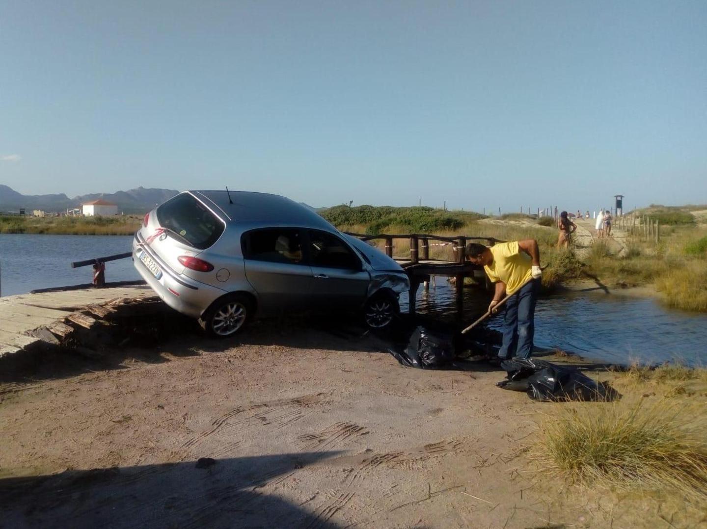 Le Saline, auto finisce sulla passerella 