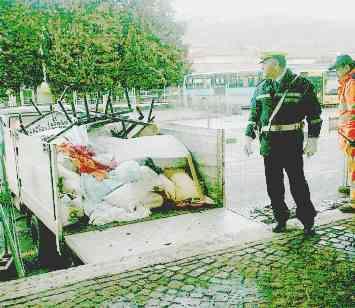 Uno sgombero di masserizie appartenenti ad accampati alla stazione