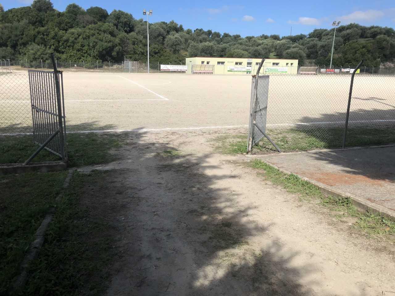 L'ingresso del campo di calcio