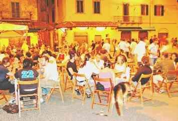 Giovani seduti ai tavoli su piazza della Sala fino a tarda notte